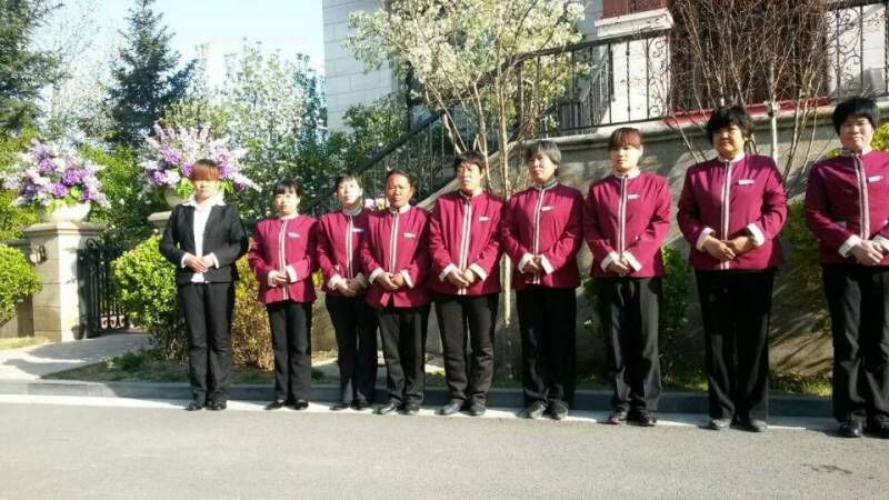 小區(qū)保潔員整裝進場